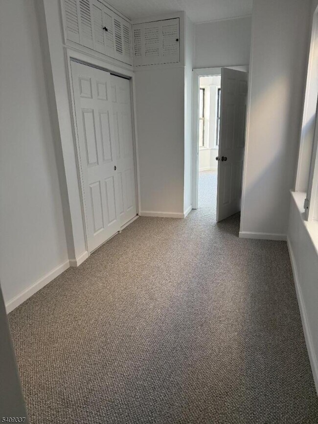 Building Photo - 402 60th St