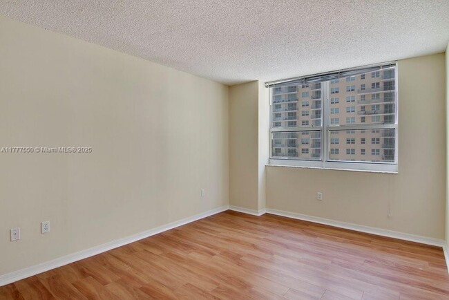 Building Photo - 1111 Brickell Bay Dr