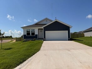Building Photo - 4 Bed, 2 Bath Home !!