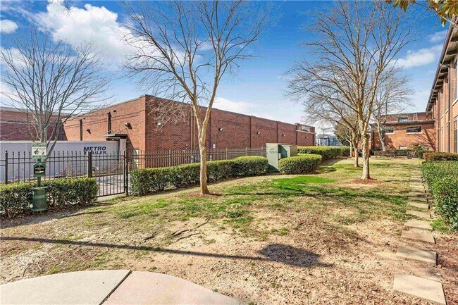 Building Photo - 1261 Caroline St NE