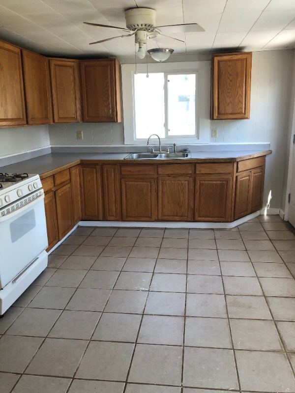 Building Photo - 206 Balsam St