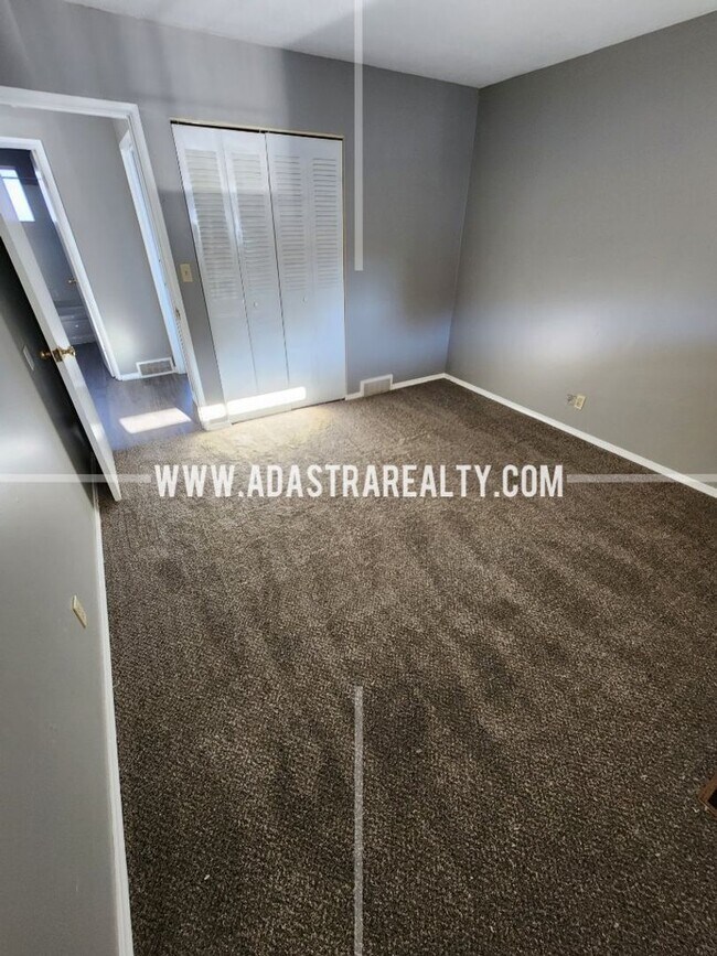 Building Photo - Awesome 2 Bedroom Duplex in Overland Park-Available in APRIL!!