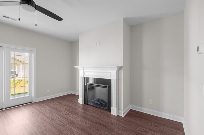 Building Photo - 4400 Laurel Rdg Dr