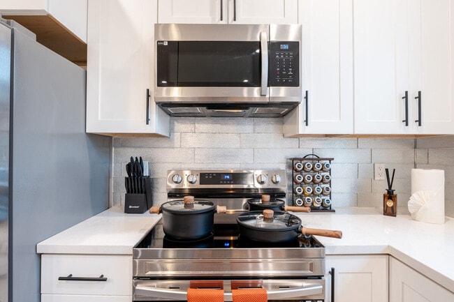 Building Photo - 2732 Fair Oaks Ave