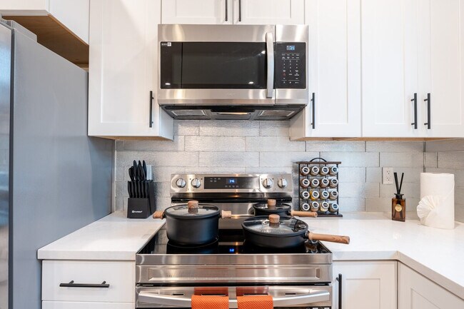 Building Photo - 661 Hampshire Ave