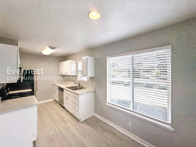 Building Photo - 12 Lakeshore Ct