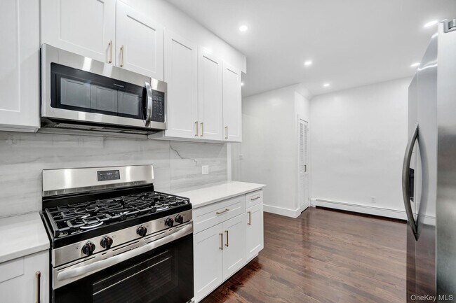 Building Photo - 251 E 46th St
