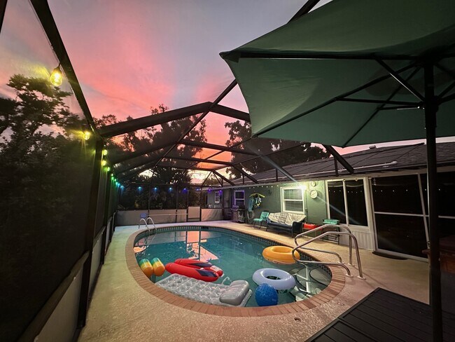 Building Photo - 2227 Pineland Dr