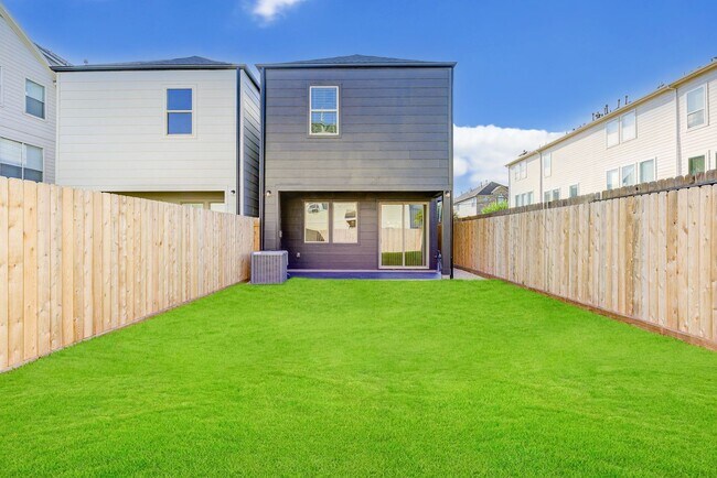 Building Photo - Modern luxury home in well established inn...