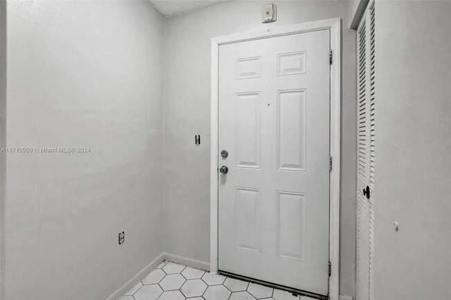 Building Photo - 1301 NE 191st St