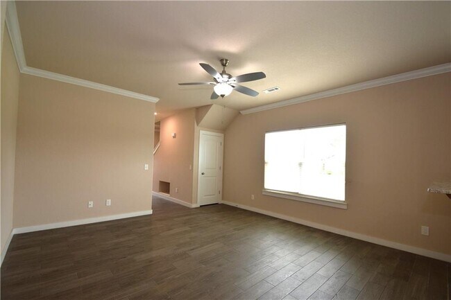 Building Photo - 463 Red Robin St