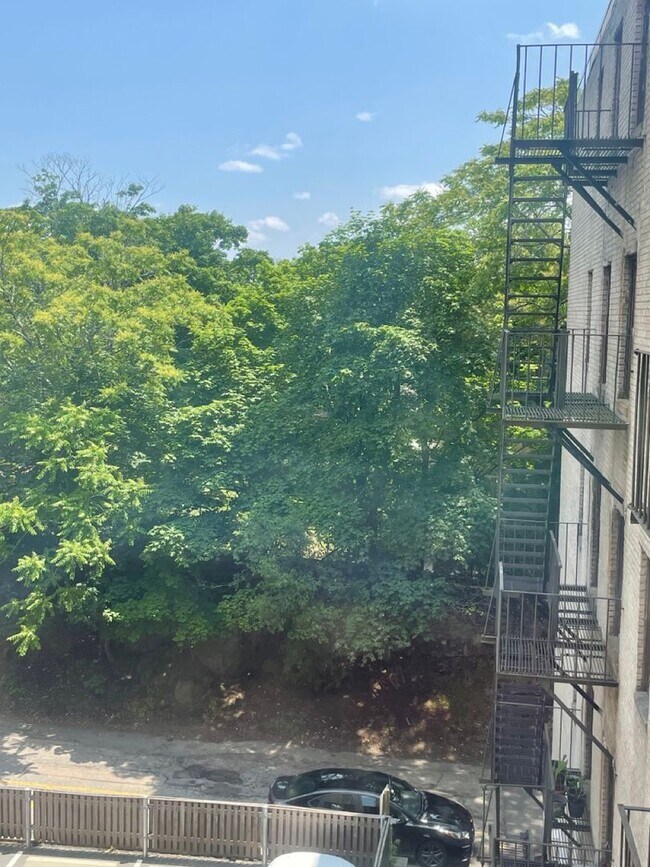 Building Photo - 9/1 No Fee!- Sunny upper floor 2BR - w/d i...