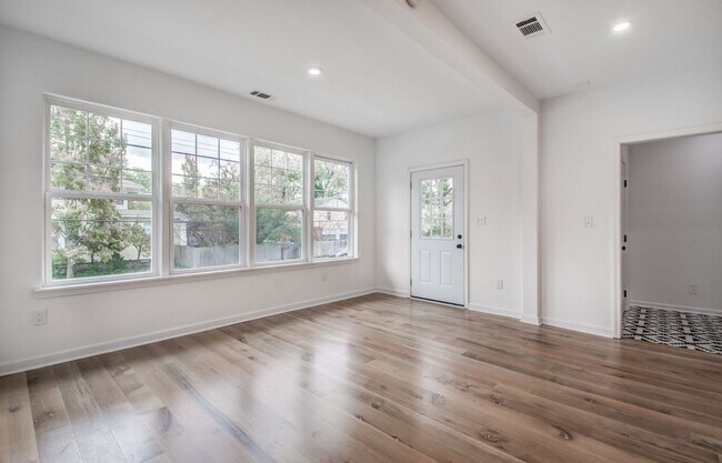 Building Photo - Elegant Midtown Memphis Single-Family Home for Lease