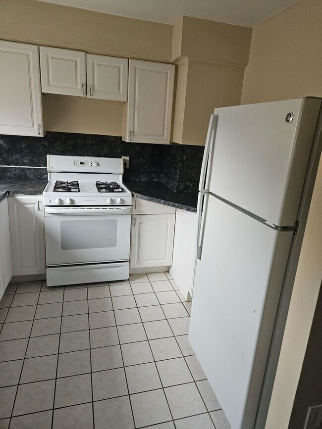 Building Photo - Westside Condo 2 bedroom 1 bath