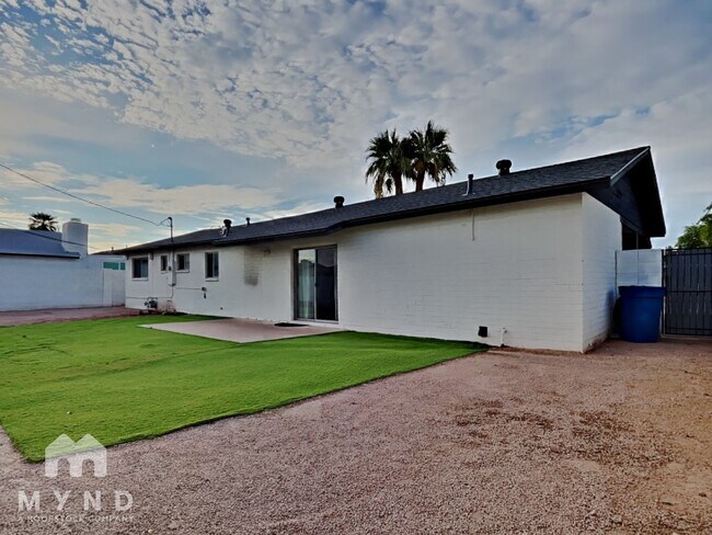 Building Photo - 1544 W 6th St