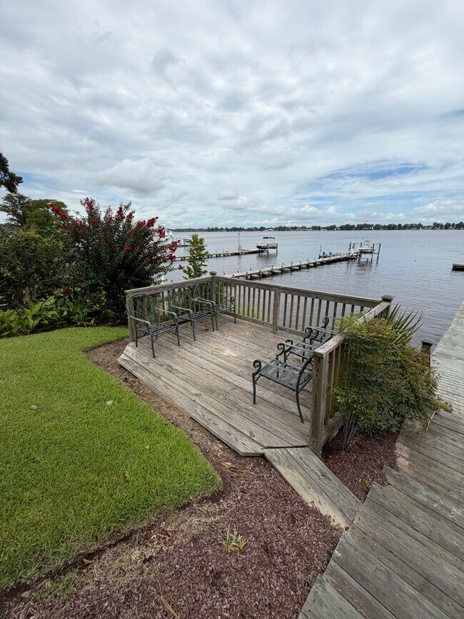 Building Photo - Fabulous 3 bedroom 2 bath in waterfront community!