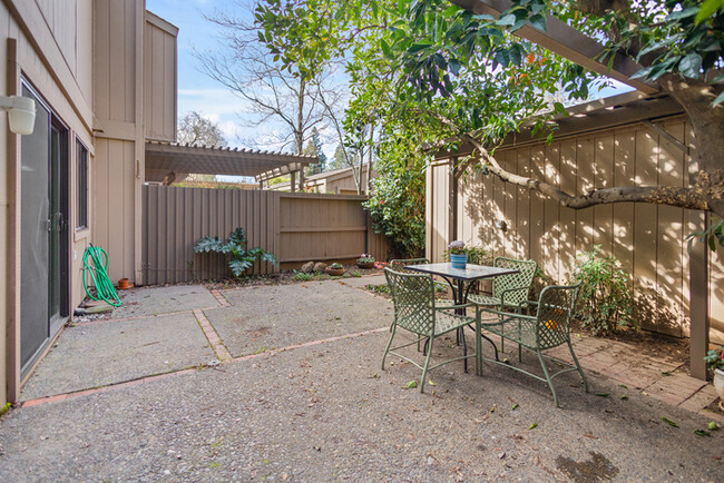 Building Photo - Charming 3-Bedroom Townhome near East Sacr...