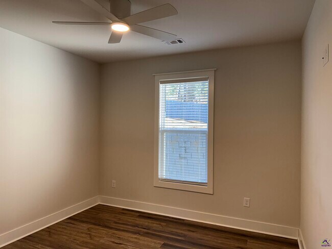 Building Photo - 405 Echo Ln