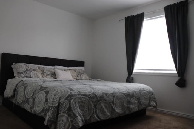 Building Photo - 44 W 2700 S