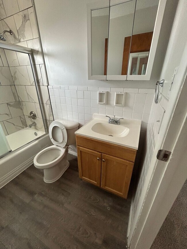 Building Photo - 2 bed 1 bath townhome located in Speedway