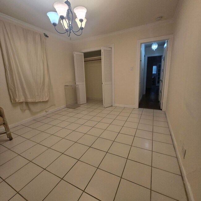Building Photo - Warm & Welcoming Home Near Melrose with Room to Live, Work & Create