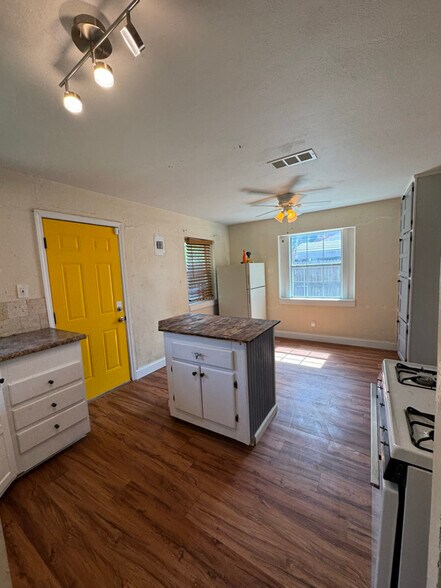 Building Photo - 4613 SW 16th Ave