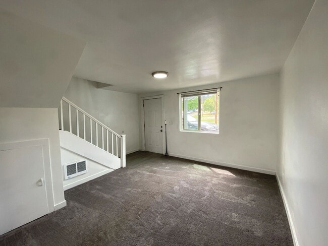 Building Photo - 452 Alder St