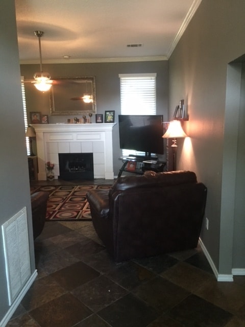 Building Photo - Spacious 3/2/2 in Allen! Laminate Wood Flo...