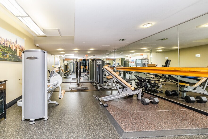 Building Photo - 345 N La Salle Dr