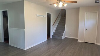 Building Photo - 702 Belaire Dr