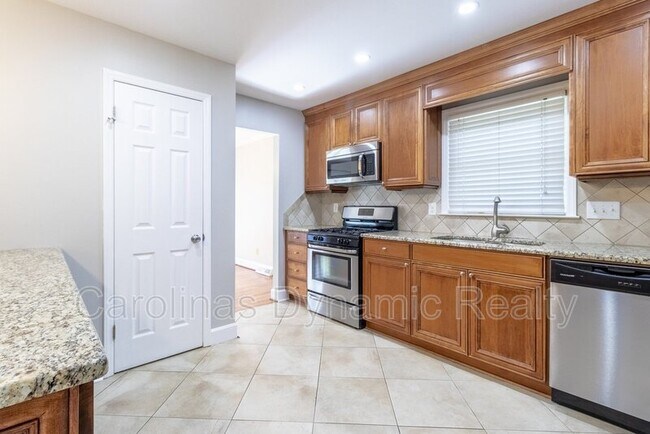 Building Photo - 6618 Castlegate Dr