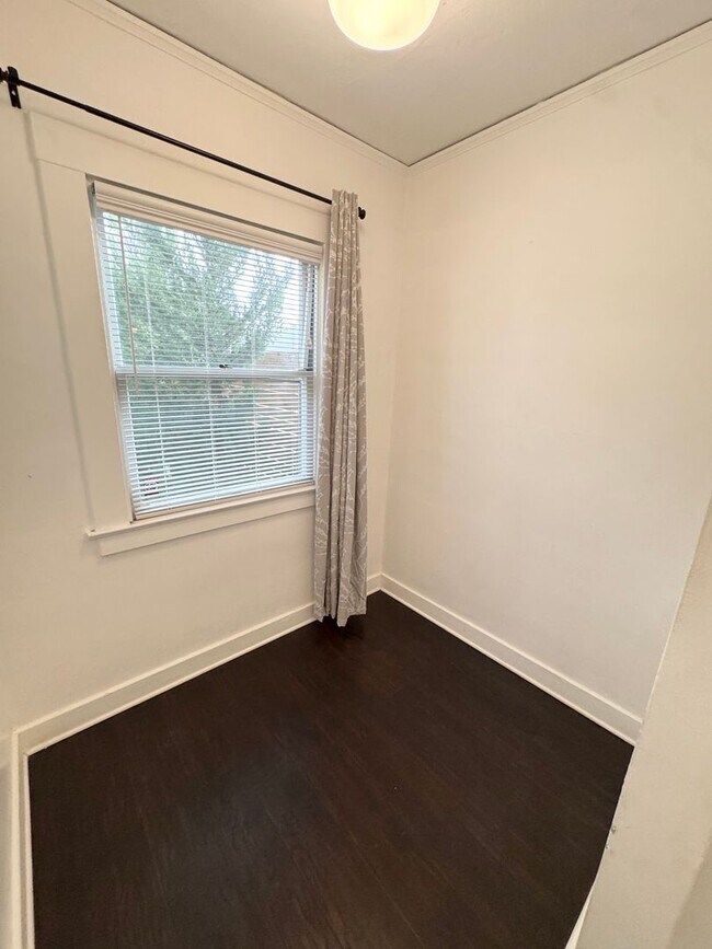 Building Photo - Charming 1 Bedroom 1 Bath Historic Duplex,...