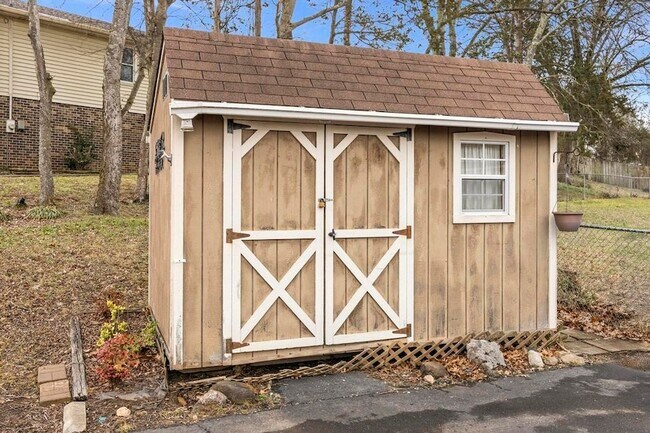 Building Photo - 703 Lucien Dr