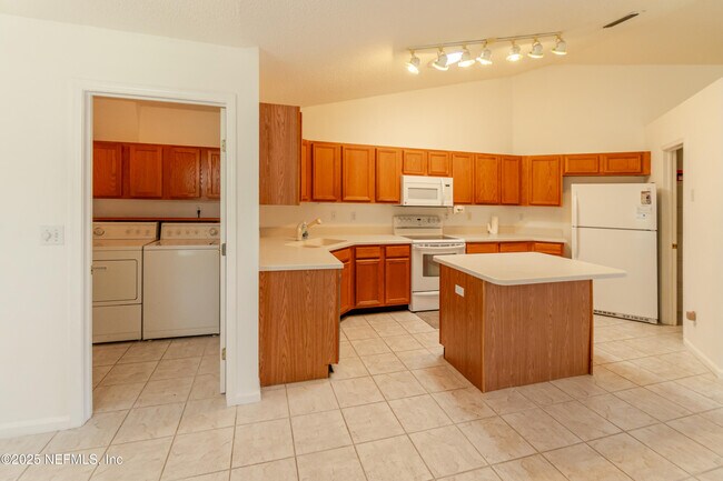 Building Photo - 1623 Sandy Springs Dr