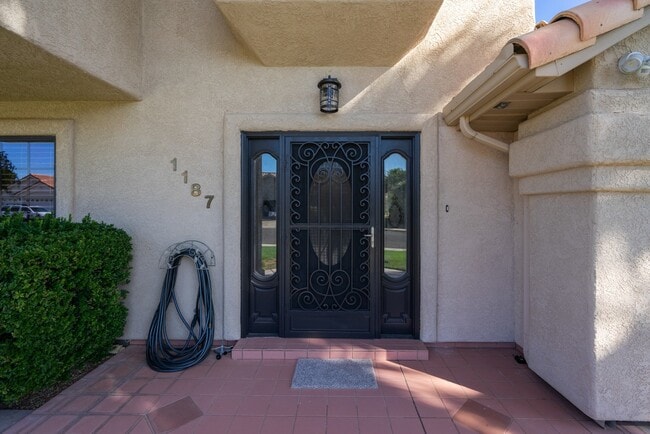 Building Photo - Spacious 6 Bedroom Home with a Balcony!