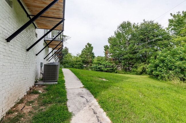 Building Photo - 400 Gallery Ln