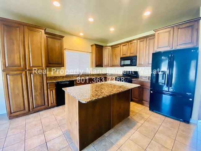 Building Photo - 5 Bedroom 3 Bathroom Riverton Home!