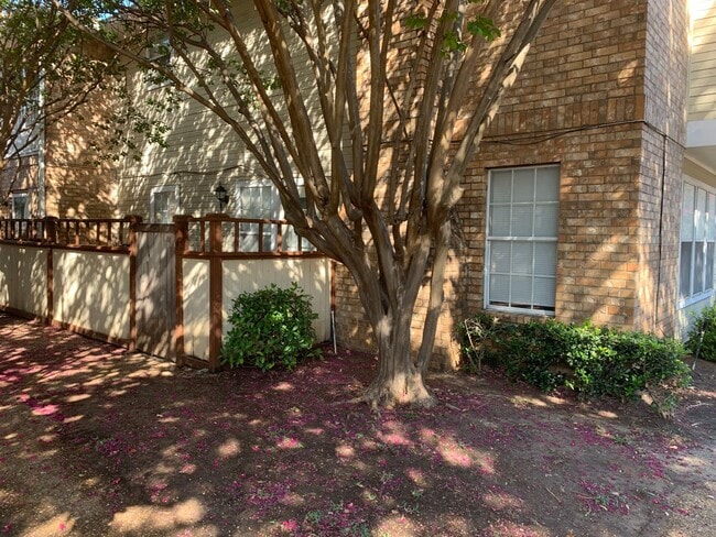 Building Photo - 2328 Melissa Dr