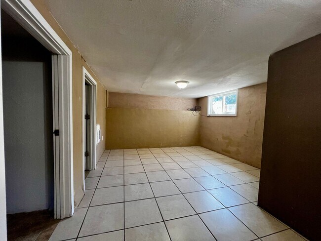 Building Photo - 916 S 11th Ave