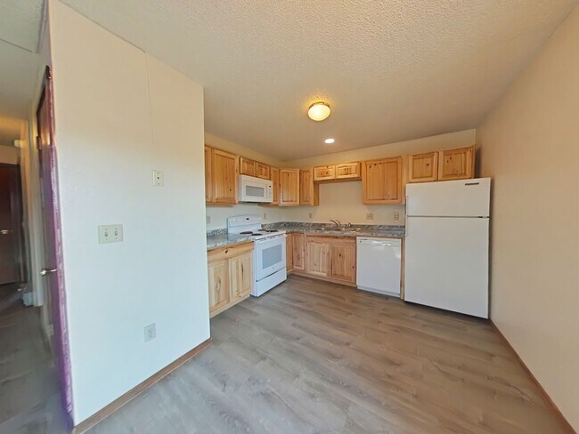 Building Photo - Pet Friendly! Top Floor Apartment! Conveni...