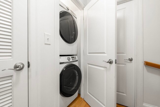 Building Photo - 865 Lagrange St