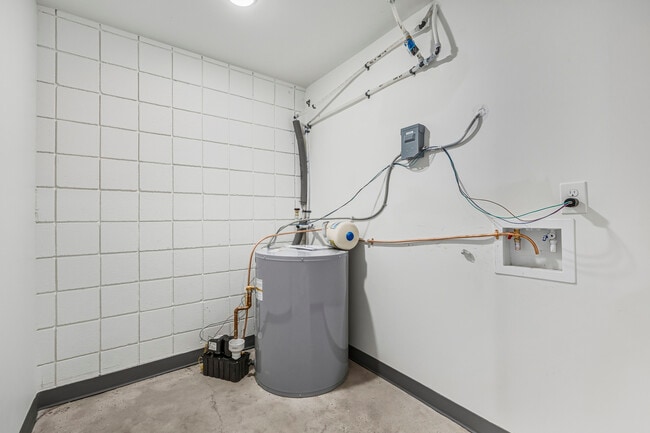 Building Photo - 415 S Weber St