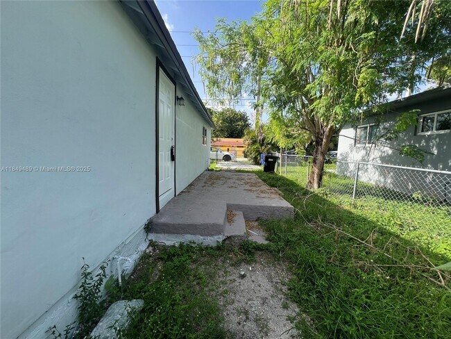 Building Photo - 360 NE 174th St