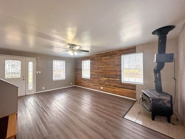 Building Photo - 3 bedroom 2 bath