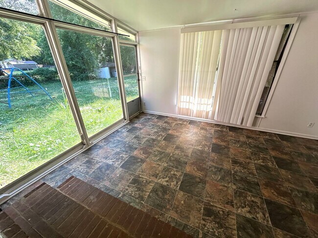 Building Photo - 3 Bedrooms, 2 Bathrooms - House in Armuchee!