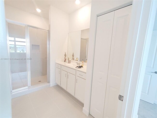 Building Photo - 390 SE Crossoak Ln