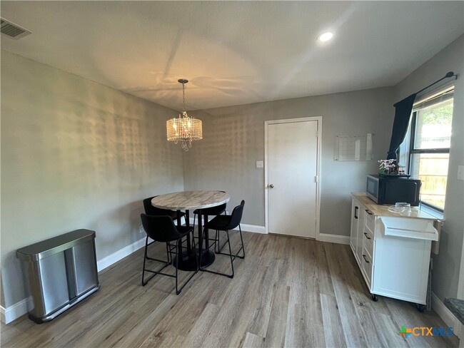 Building Photo - 127 Sioux Cir