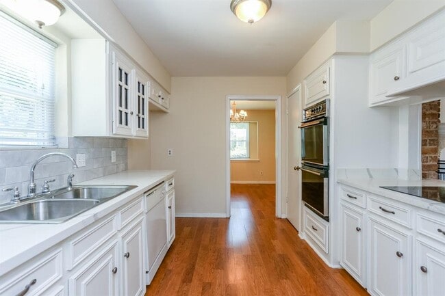 Building Photo - 8215 Wimbledon Ln