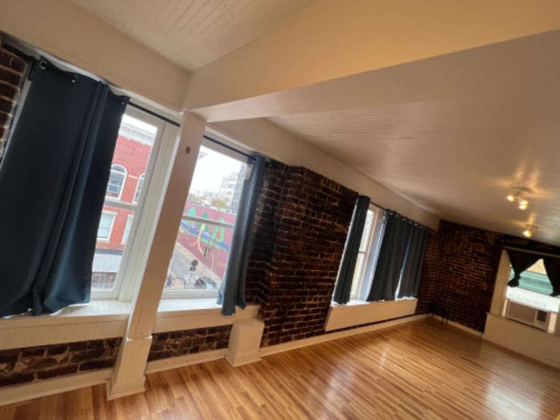 Primary Photo - 119 W Main St