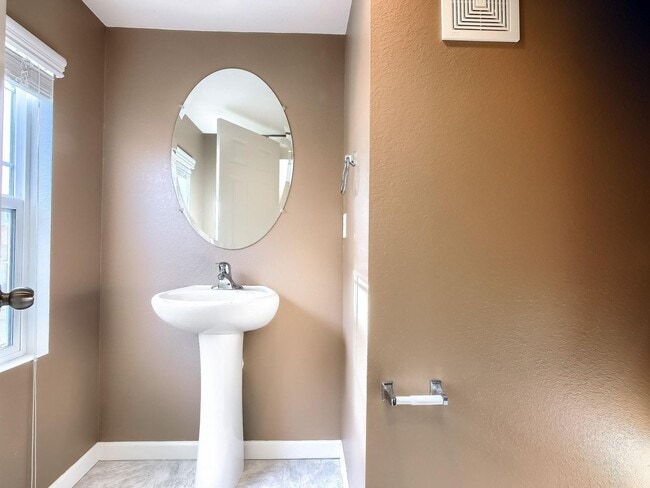 Building Photo - 2 Bedroom Townhome in Denver